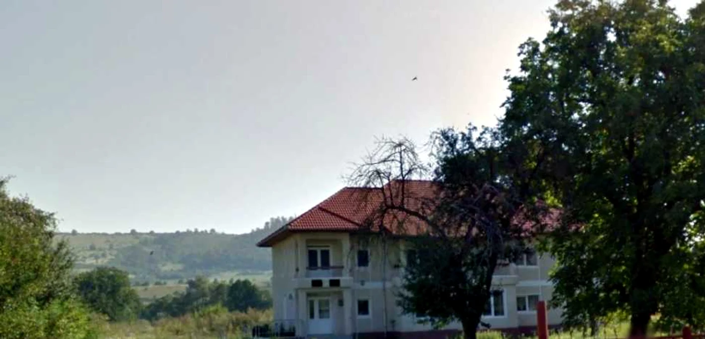 Clădirea stă goală din momentul în care a fost construită.