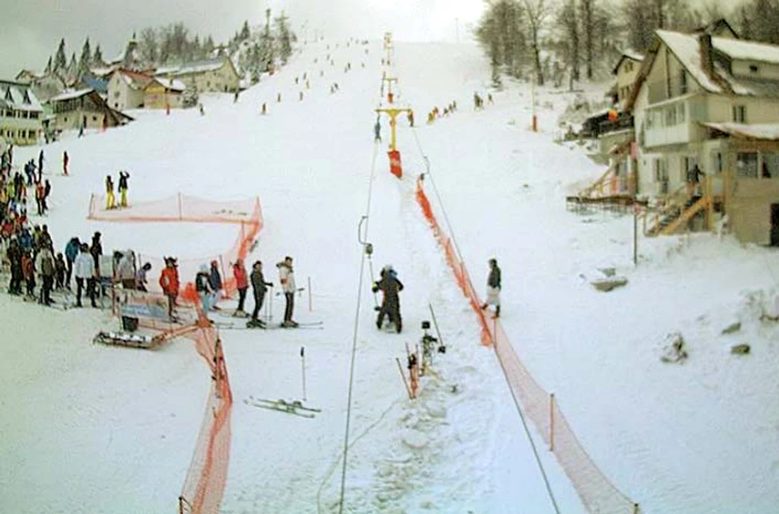Pe pârtie: Turiştii au stat minute bune la coadă la teleschi
