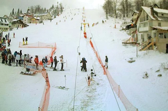 Pe pârtie: Turiştii au stat minute bune la coadă la teleschi 