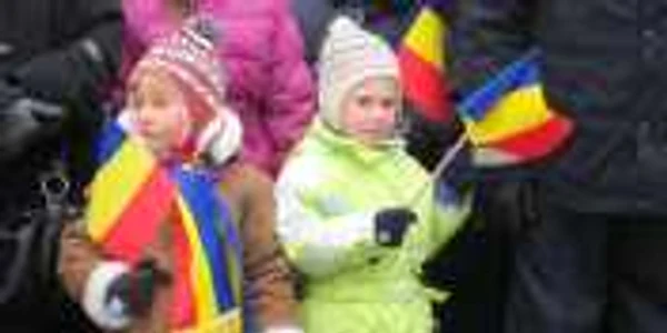 Copiii au fluturat steaguri tricolore de Ziua Naţională