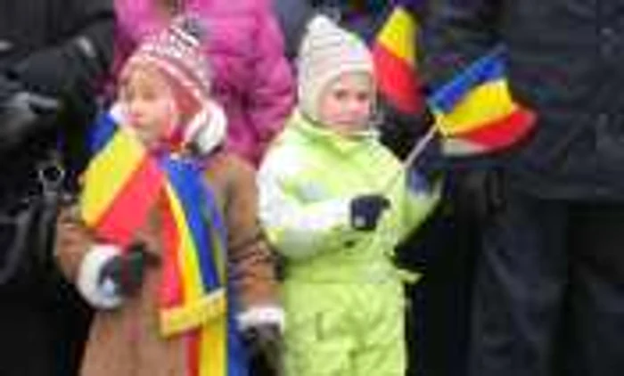 Copiii au fluturat steaguri tricolore de Ziua Naţională