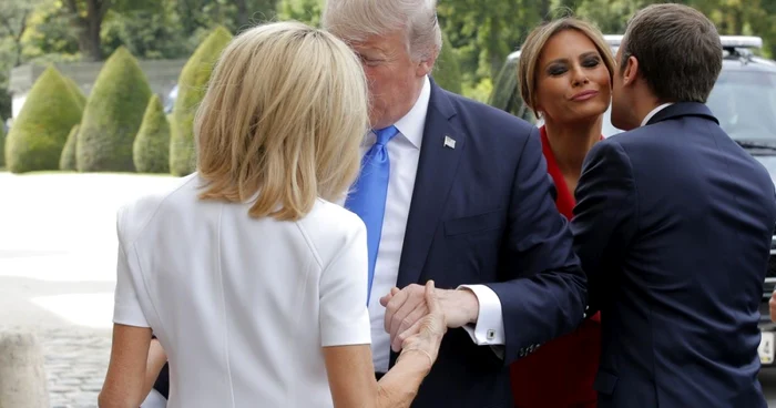 Melania şi Donald Trump, întâmpinaţi de Emmanuel Macron şi de prima-doamnă a Franţei FOTO EPA