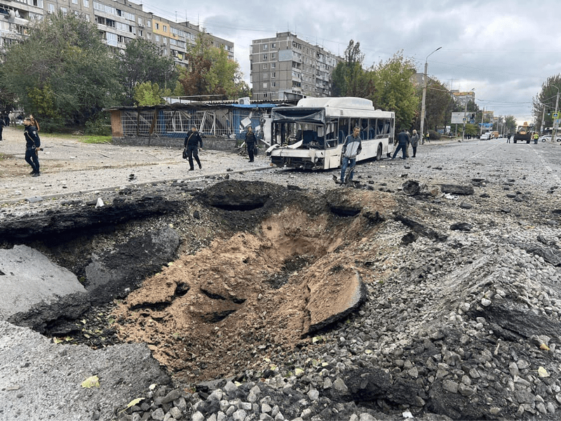 Groapă uriașă formată de o rachetă rusească, reparată într-o zi: „Au cheltuit 13 milioane pentru un crater” FOTO VIDEO