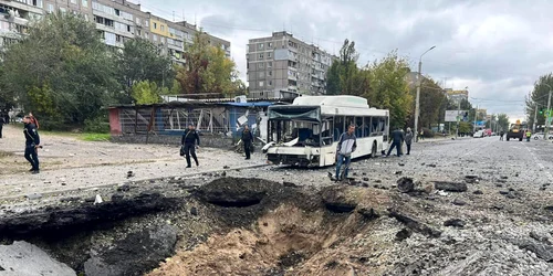 craterul format de o rachetă pe o strada din orașul ucrainean Dnipro Foto: Facebook/ Boris Filatov