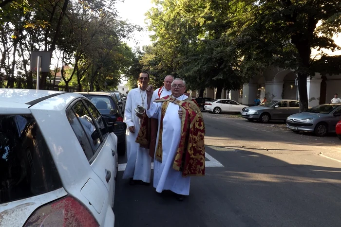 Sute de maşini au fost sfinţite Foto - Claudia Bonchiş