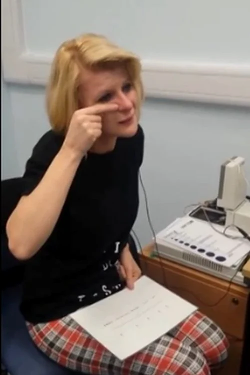 Joanne Milne aude pentru prima dată şi nu-şi poate opri lacrimile.