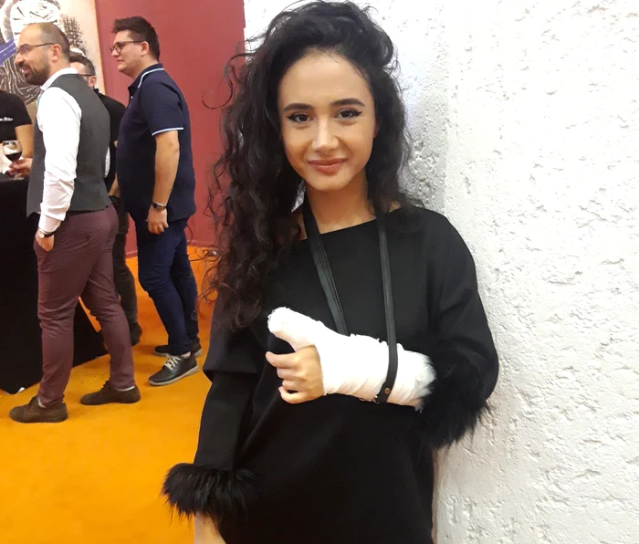 Azaleea Necula pleacă în turneu cu mâna în gips