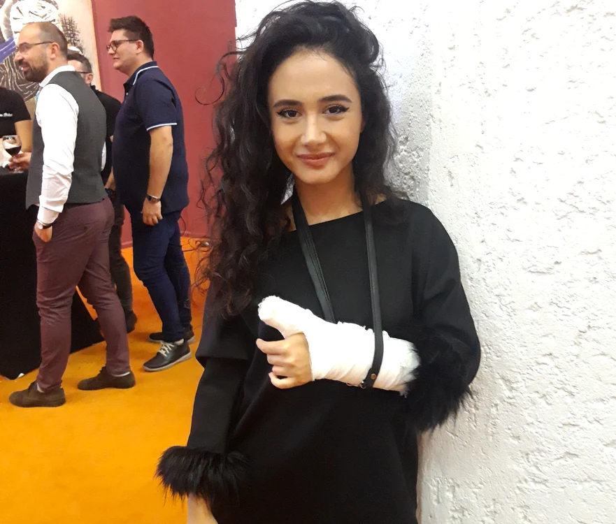 
    Azaleea Necula  pleacă în turneu  cu mâna în gips  