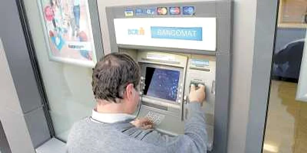Hoţii au tăiat bancomatul cu flexul