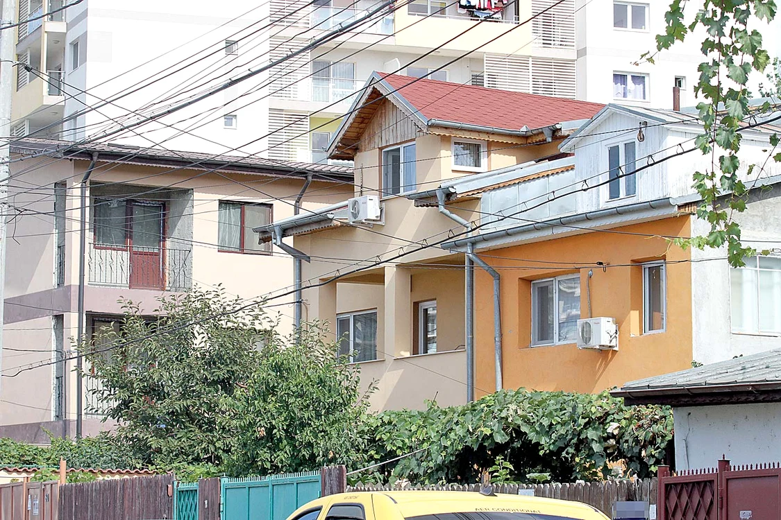 De câteva zile, Nea Marin, care stă la casă, îşi renovează curtea