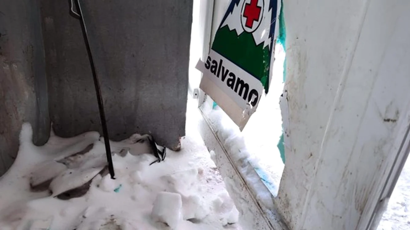 
    Așa arată salteaua patului distrus de turiști la Refugiul IezerFoto: facebook Salvamont Argeș  