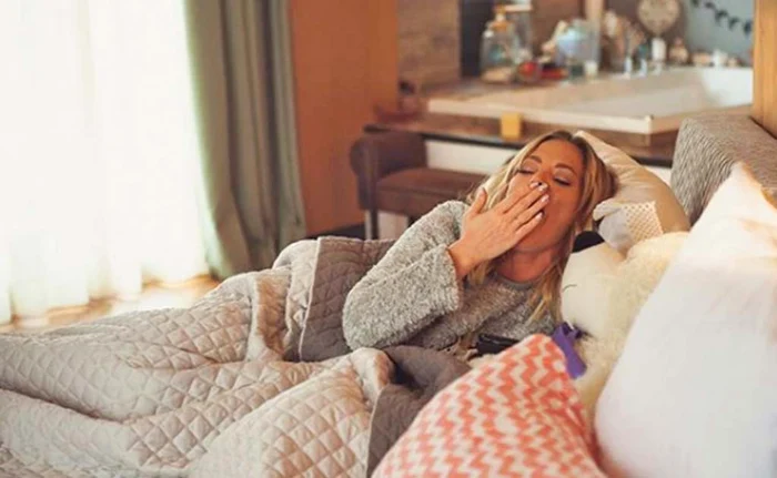 Delia, tolănită în patul imens de acasă