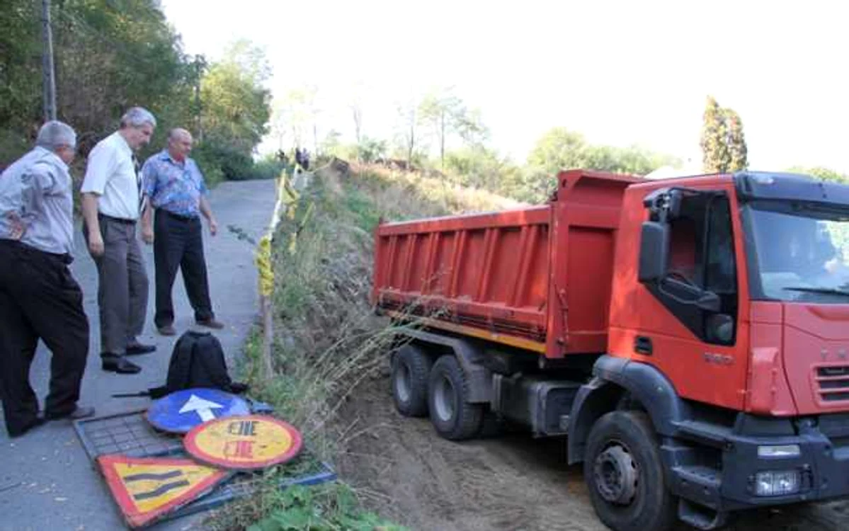 Locuitorilor de pe Strada Poenari li se repară drumul afectat de inundatiile din primăvară