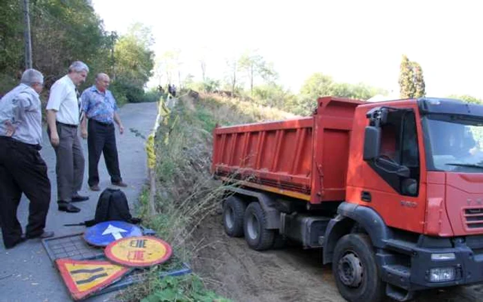 Locuitorilor de pe Strada Poenari li se repară drumul afectat de inundatiile din primăvară