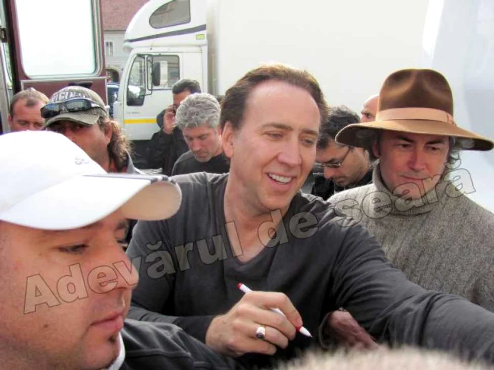 Nicolas Cage a dat autografe la Sibiu. Foto: Dragoş Popescu