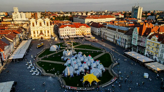 Labirintul din Piața Unirii FOTO Plai