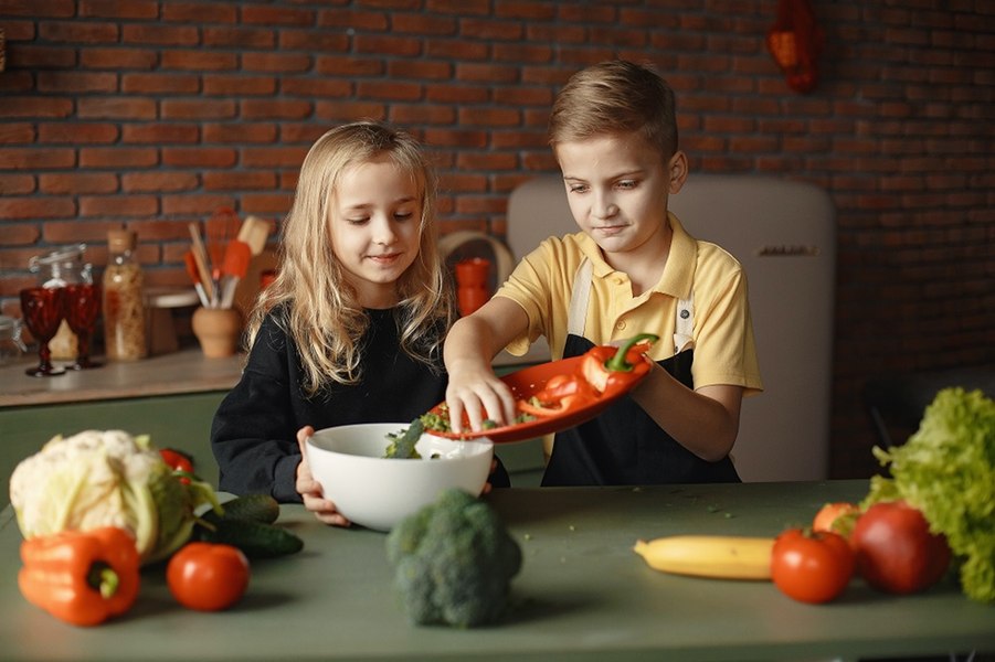Ghid pentru părinți. Cum să-ți încurajezi adolescentul să mănânce sănătos în era fast-food-ului