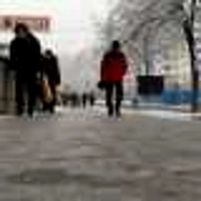 Slătinenii circulă cu greu pe trotuarele acoperite de gheaţă