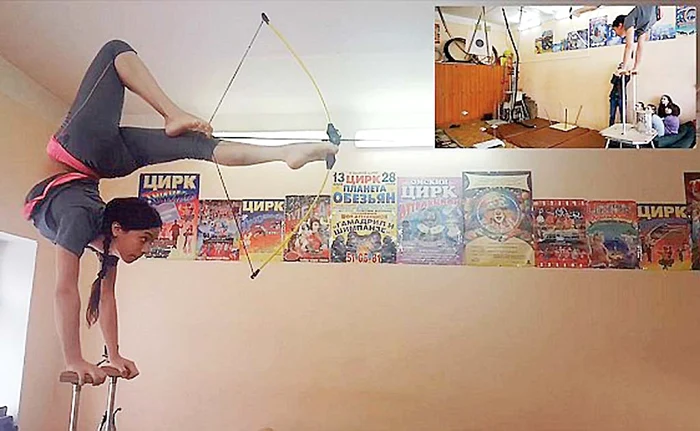 
    Anna Belysh nu se ajută deloc de mâini când trage cu săgeţi  