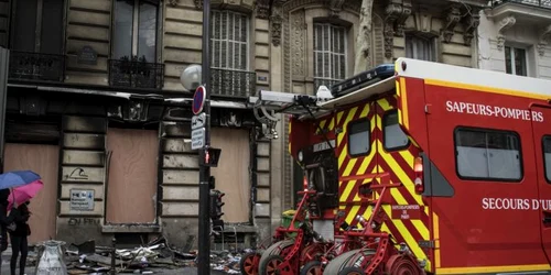 Clădiri arse pe Champs-Elisees FOTO EPA-EFE