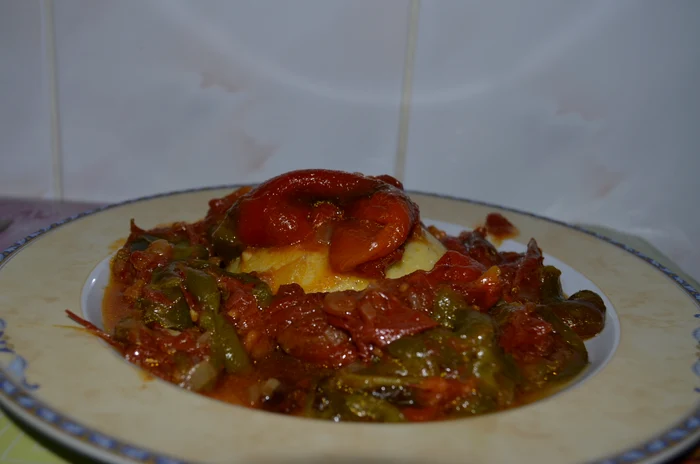 
    Tocăniţă de ardei graşi cu mămăliguţă  