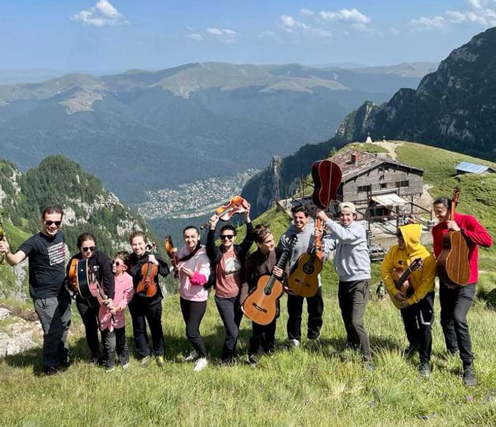 Cabana Caraiman a fost redeschisă. Celebrul refugiu montan a fost cumpărat de violonistul Alexandru Tomescu VIDEO