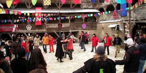 Cavalerii şi domniţele îşi vor stqabili tabăra la Bastionul Ţesătorilor. 