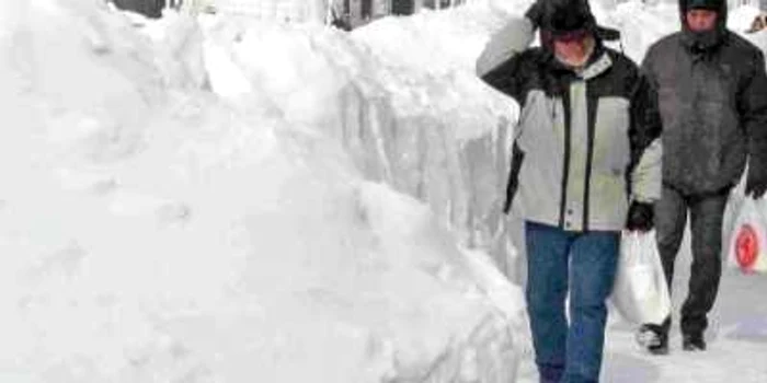 În Focşani, munţii de zăpadă de pe trotuare îi împiedică pe localnici să circule în condiţii normale