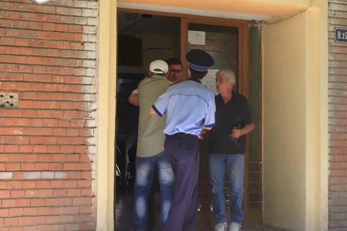 Sinucigasul a fost scos din bloc chiar de şeful Poliţiei Gorj