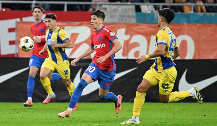 Alexandru Stoian (centru, în roșu) a marcat pentru FCSB (FOTO: Sportpictures)