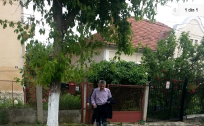 Procurorii DNA  au venit dimineaţa la casa  unde locuieşte Horea Uioreanu. Acesta a fost însoţit de procurori la sediul Consiliului Judeţean  FOTO: Vasile Măgrădean/ Mediafax