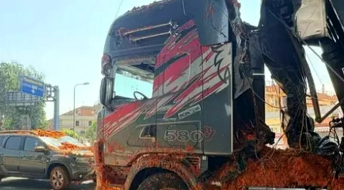 18 tone de roșii au ajuns peste un autoturism. FOTO: ANSA