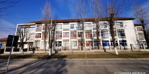 Liceul teoretic Traian Lalescu din Hunedoara Foto Daniel Guta jpg