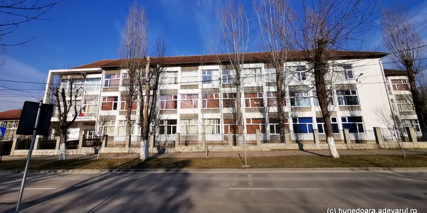 Liceul teoretic Traian Lalescu din Hunedoara  Foto Daniel Guta jpg