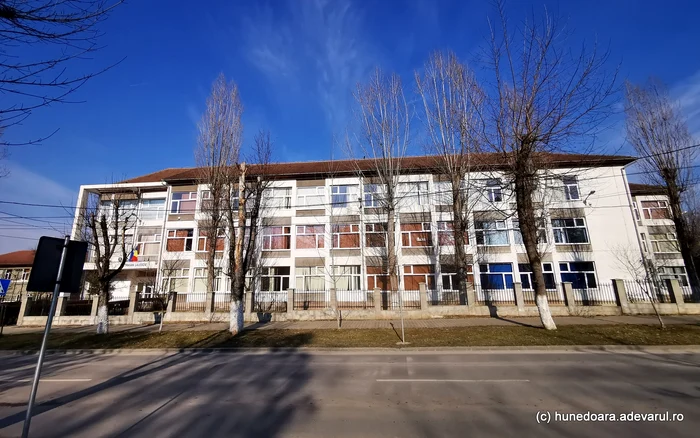Liceul Traian Lalescu, unde activează cei doi dascăli. Foto: Daniel Guță