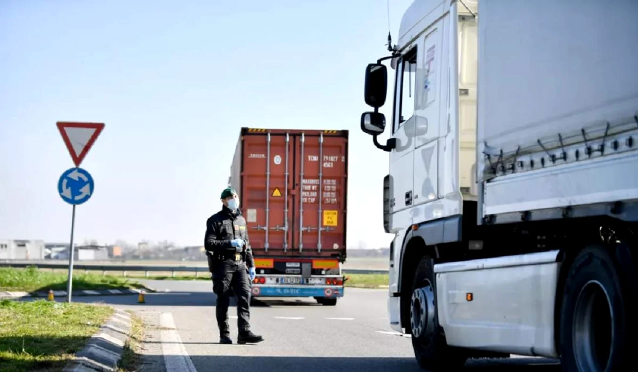Şoferul român de TIR s-a autoizolat FOTO: (observator.tv)