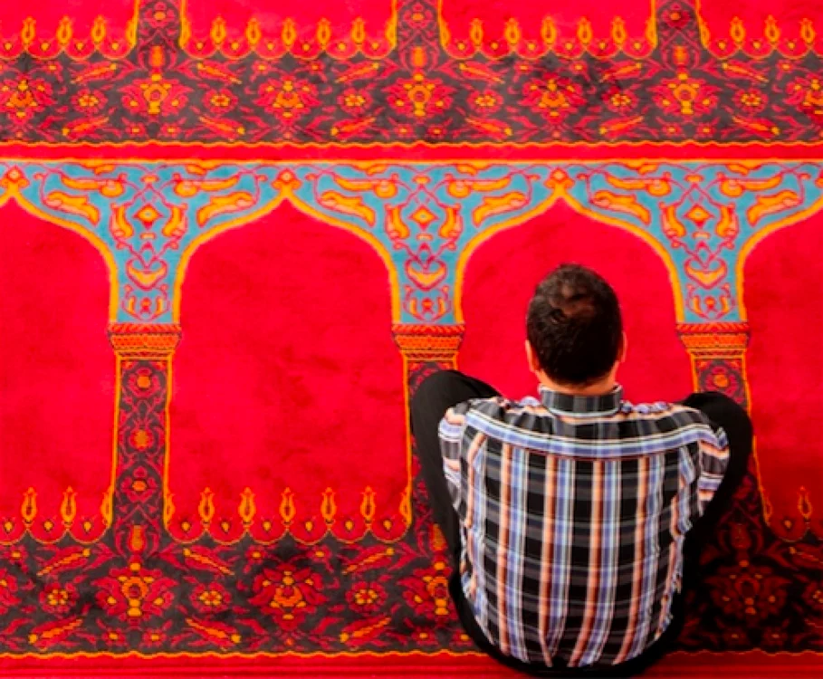 Musulman din Dobrogea la rugăciune în moschee geamie Sursa Facebook Departamentul pentru Relaţii Interetnice / Autor Kovács Ágota