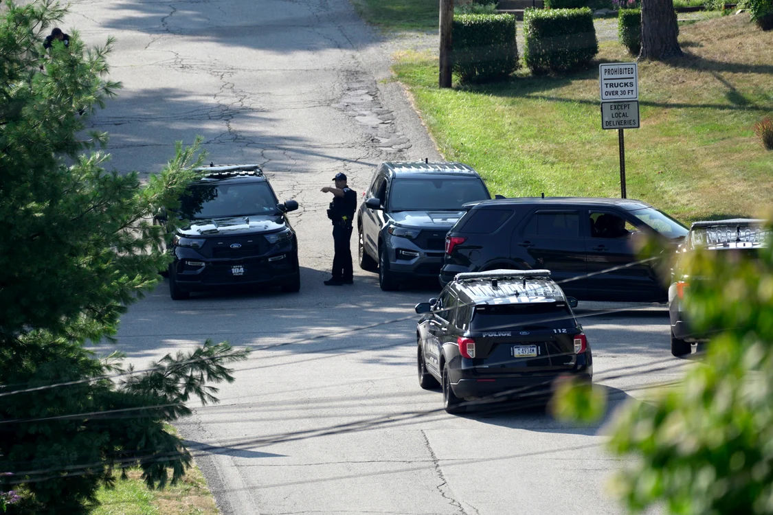 Polițiștii blochează o stradă din Bethel Park, Pennsylvania, unde a locuit suspectul FOTO Profimedia