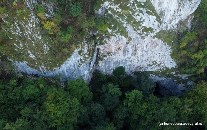 Stâncile care se înalță deasupra intrării în Peștera Cioclovina. Foto: Daniel Guță. ADEVĂRUL