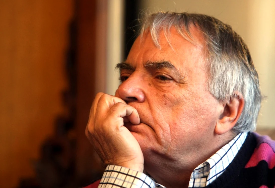 Nicolae
Manolescu, criticul literar care-a moşit toate noile generaţii de poeţi şi
prozatori, a ajuns la vârsta la care trebuie să suporte contestarea. Una
violentă şi suburbană