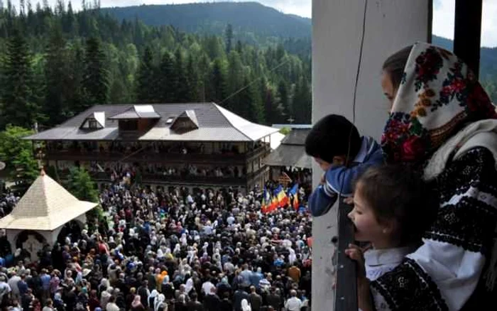 Mii de pelerini participă la pomenirea părintelui Iustin FOTO: Adevărul