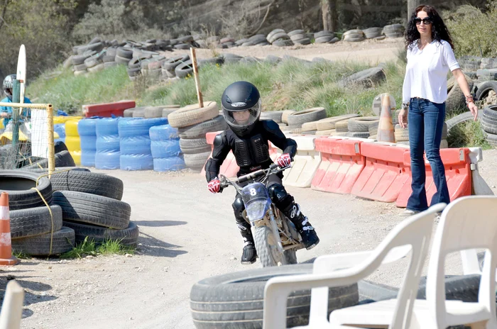 Bărbaţii Mihaelei trăiesc periculos. Iubitul Felix sare în cap cu paraşuta, iar fiul Ayan face 15 sporturi la numai 10 aniFotografii: arhivă personală