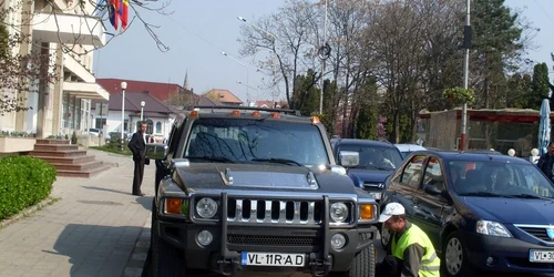 Angajatii primariei blocheaza masinile parcate ilegal 