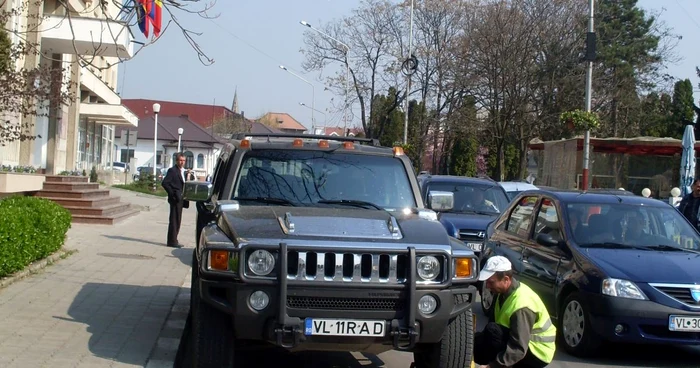 Angajatii primariei blocheaza masinile parcate ilegal 