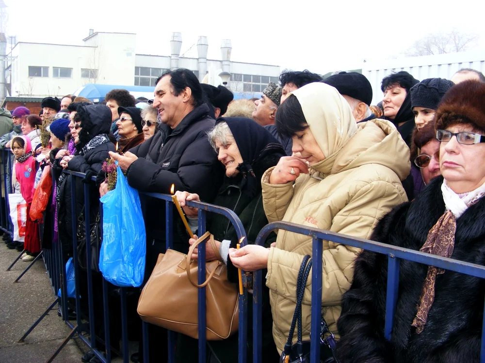 procesiune de bobotează la malul Dunării FOTO Corina Macavei 