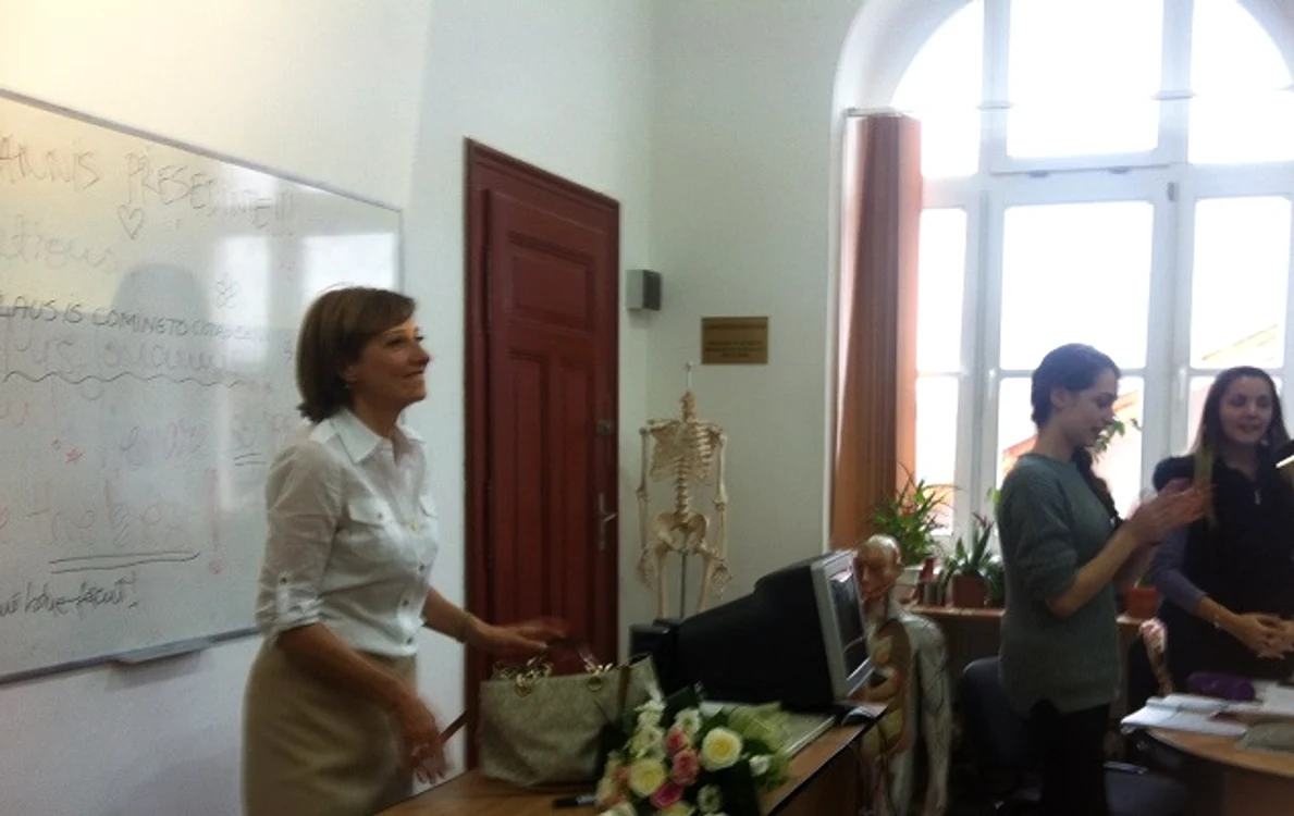 Carmen Iohannis a fost primită cu entuziasm de elevii săiFoto: turnulsfatului.ro