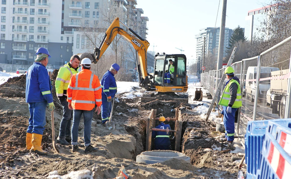 La intersecția dintre Fabrica de Glucoză și Șoseaua Petricani, muncitorii montează rețeaua de canalizare fotografii: Florin Şuler