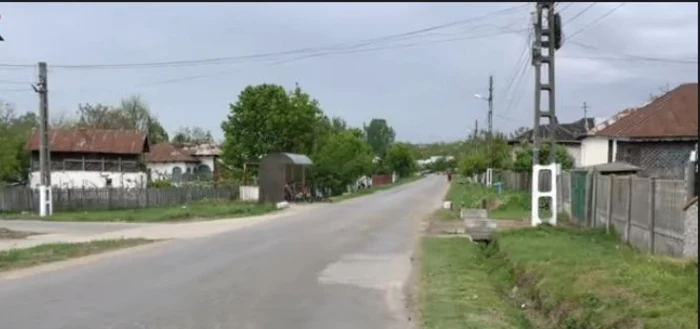 Fata locuia în satul Gura Călui, cu tatăl său, mama fiind plecată la muncă în străinătate