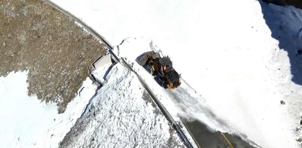 A început deszăpezirea pe Transalpina. Proprietarii de pensiuni cer redeschiderea circulației de la 1 mai VIDEO 