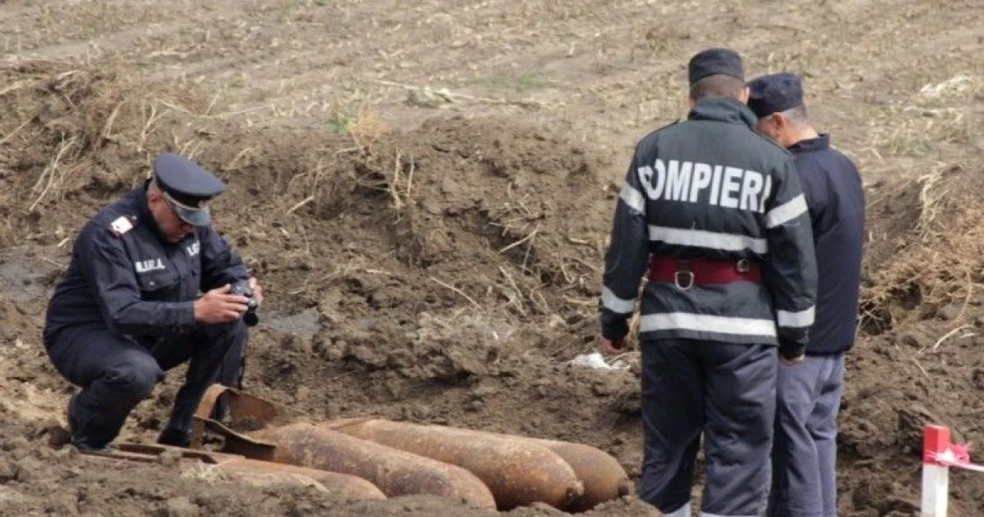 Pirotehniştii lucrează pentru dezamorsarea bombelor de aviaţie uriaşe FOTO: ziaruldeiasi.ro